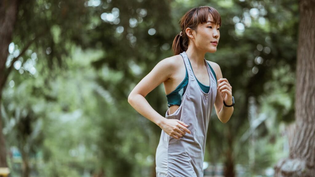 Persoon is aan het joggen in een park