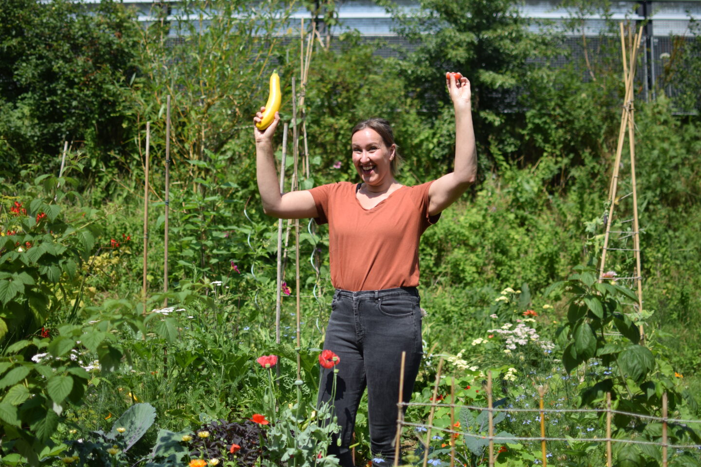 Kim in haar mini moestuin in Utrecht