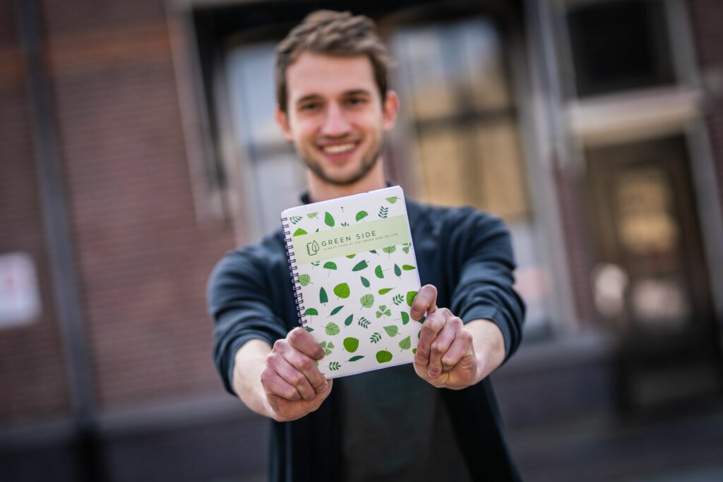 Léon Polman met een notitieboekje van Green Side