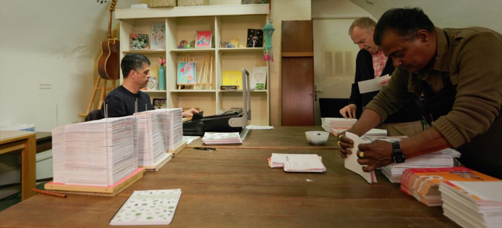 Sociale werkplaats waar de boekjes van Green Side worden gemaakt van hergebruikt papier